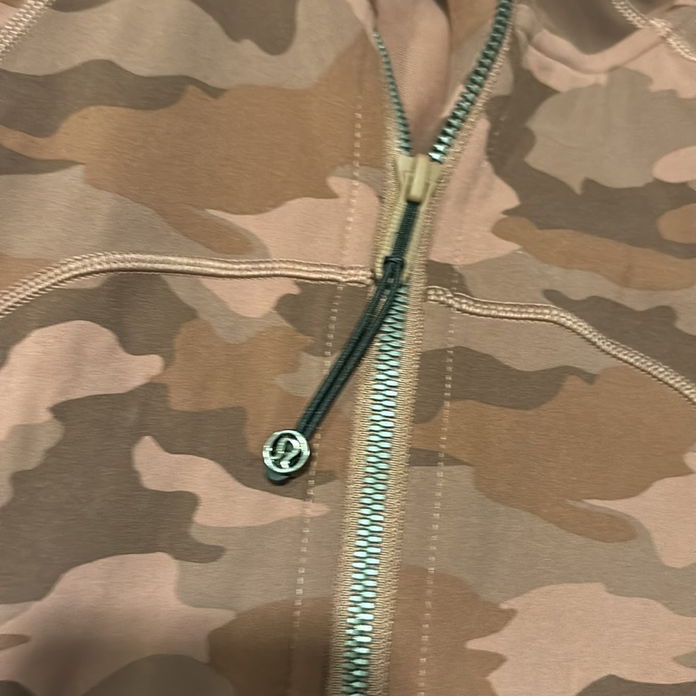 Lululemon camo hooded thumbhole jacket top 10 M/L - Picture 2 of 9